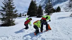 Soccorritori su una valanga (foto dall'archivio)