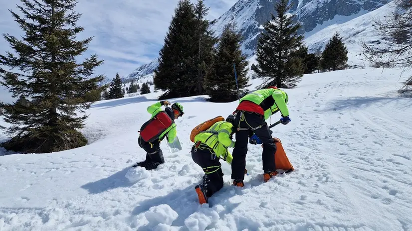 Soccorritori su una valanga (foto dall'archivio)