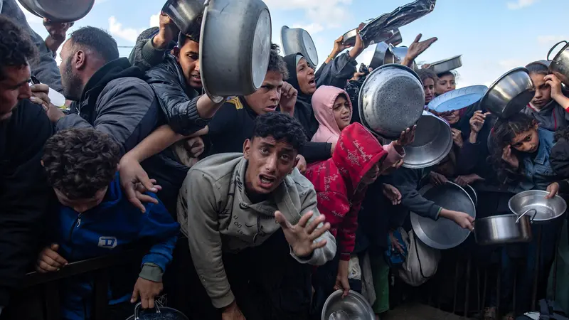 Persone in attesa di cibo a Gaza - Foto Ansa © www.giornaledibrescia.it