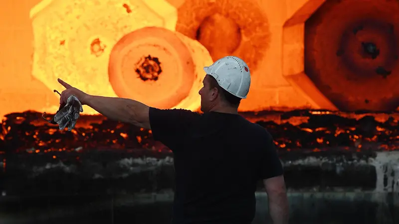 Un lavoratore in una fonderia - © www.giornaledibrescia.it