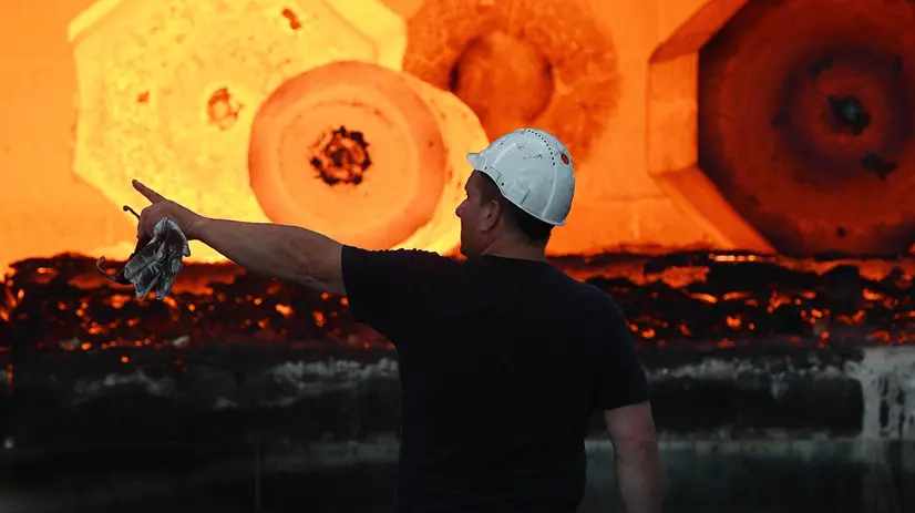 Un lavoratore in una fonderia - © www.giornaledibrescia.it