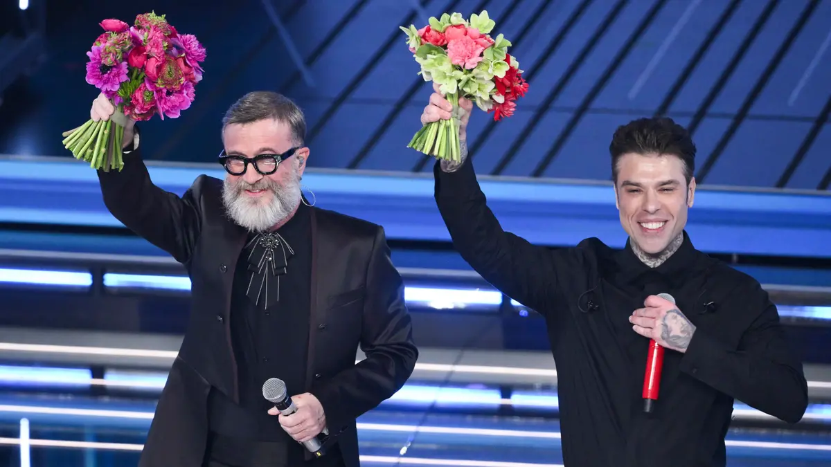 Marco Masini e Fedez sul palco del Festival di Sanremo - Foto Ansa © www.giornaledibrescia.it