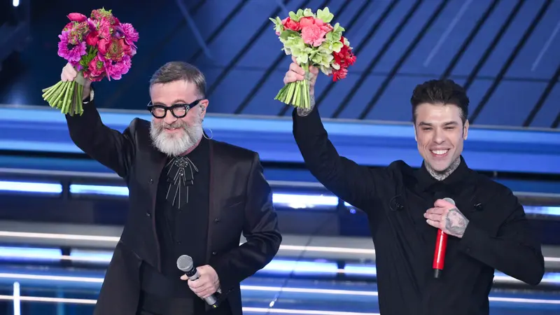 Marco Masini e Fedez sul palco del Festival di Sanremo - Foto Ansa © www.giornaledibrescia.it