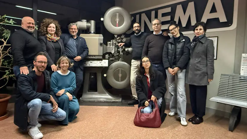 Il proiettore donato al Comune di Nave - © www.giornaledibrescia.it