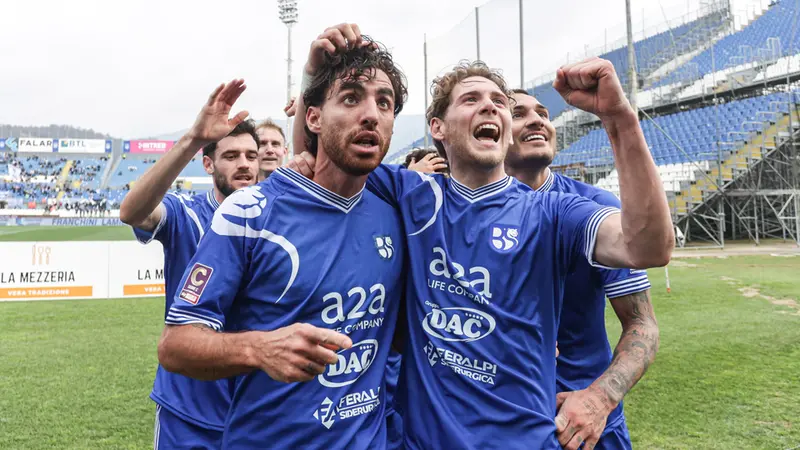 Balestrero esulta con i compagni - Foto New Reporter Nicoli © www.giornaledibrescia.it