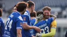 Un'esultanza di squadra a fine partita - Foto New Reporter Comincini © www.giornaledibrescia.it