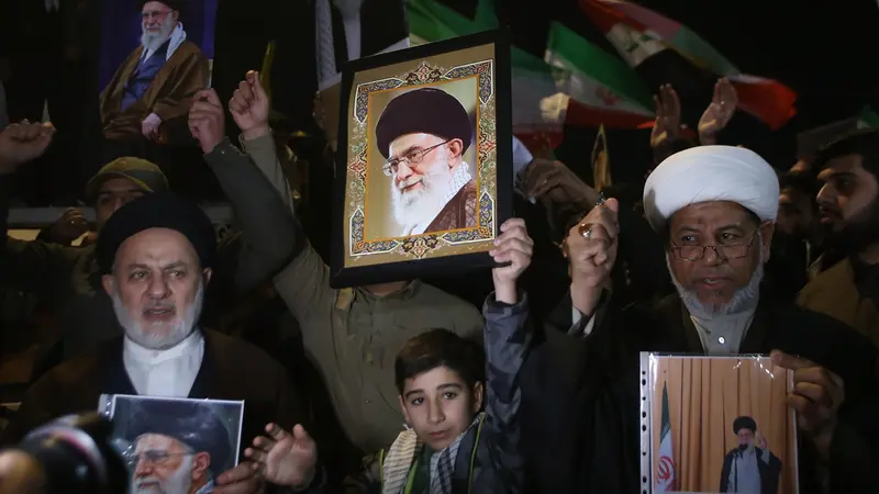 epa12784827 Protesters hold Iranian flags and portraits of Iran