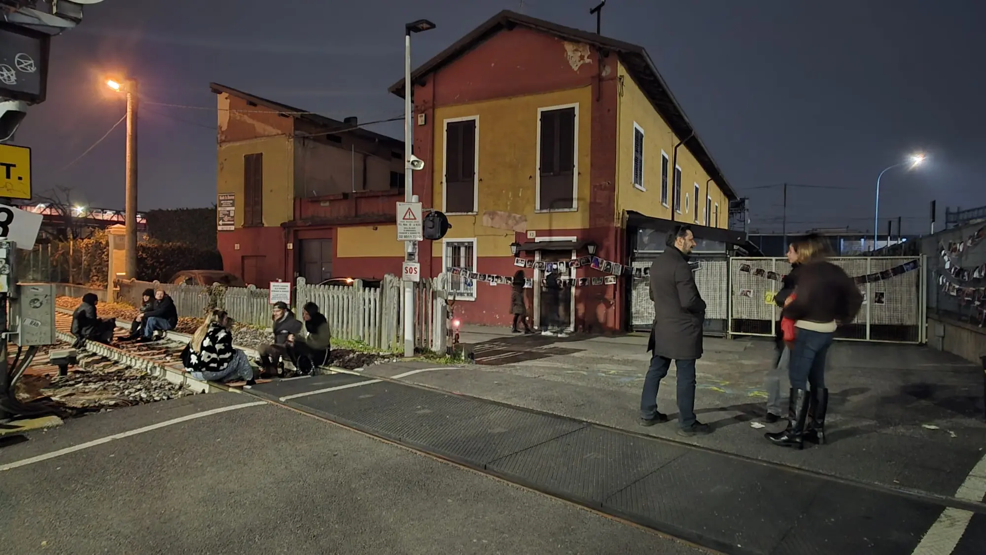 Persone sui binari a Lio