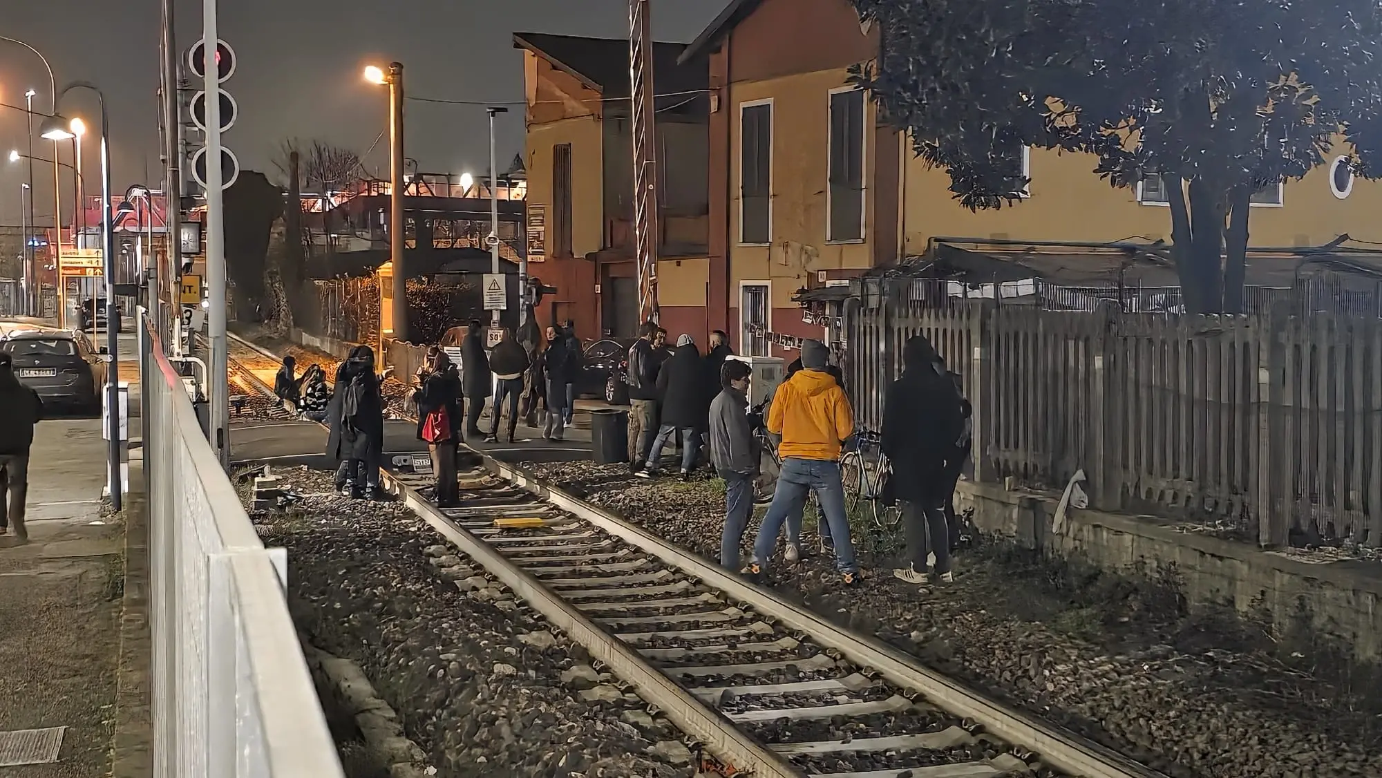 Persone sui binari a Lio