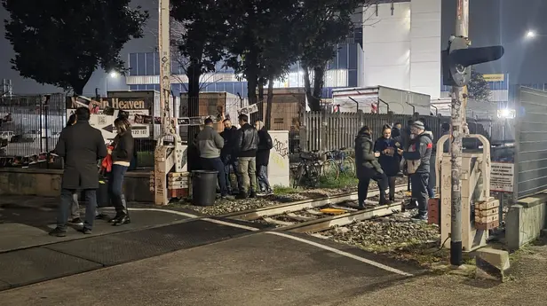 Persone sui binari a Lio