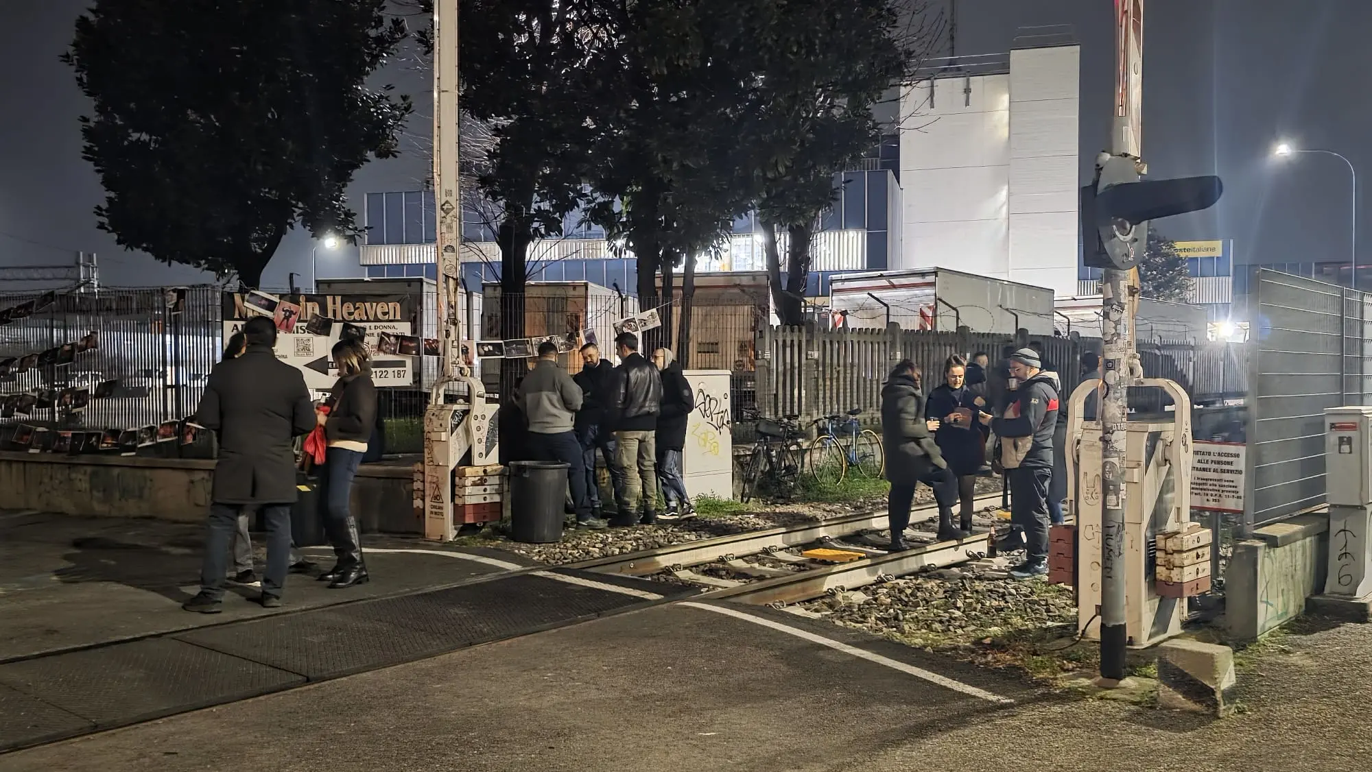 Persone sui binari a Lio