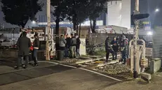 Persone sui binari a Lio