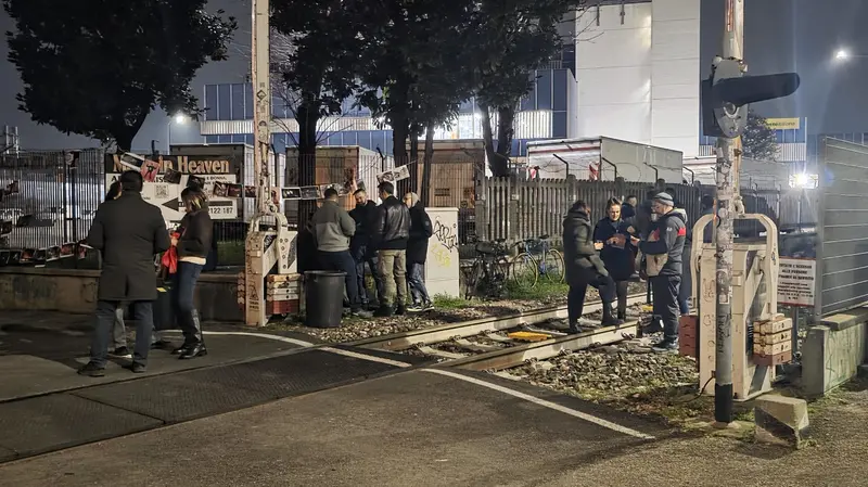 Persone sui binari a Lio
