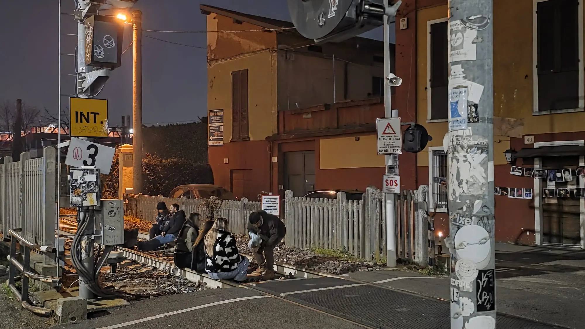 Persone sui binari a Lio