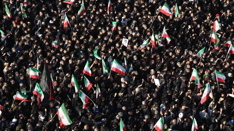 Folla in Enqelab Square, a Teheran, per la morte di Ali Khamenei - Foto Epa © www.giornaledibrescia.it