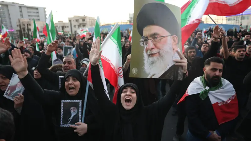 Folla in piazza a Teheran per l'uccisione di Khameini - Foto Ansa © www.giornaledibrescia.it