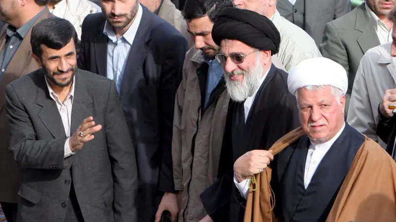 Il presidente iraniano Ahmadinejad con l'ex presidente Rafsanjani - Foto Ansa © www.giornaledibrescia.it