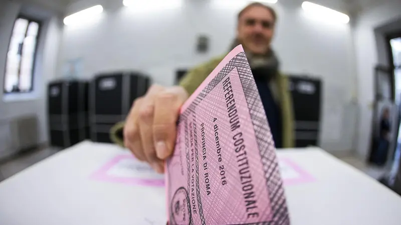 Al voto per il referendum costituzionale del 2016 - Foto Ansa © www.giornaledibrescia.it