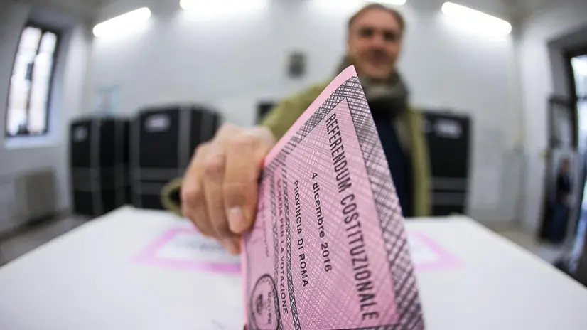 Al voto per il referendum costituzionale del 2016 - Foto Ansa © www.giornaledibrescia.it
