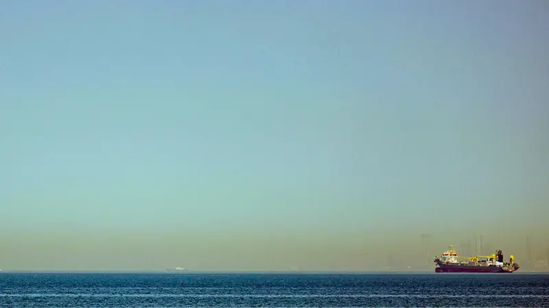 Navi nello stretto di Hormuz - Foto Ansa © www.giornaledibrescia.it