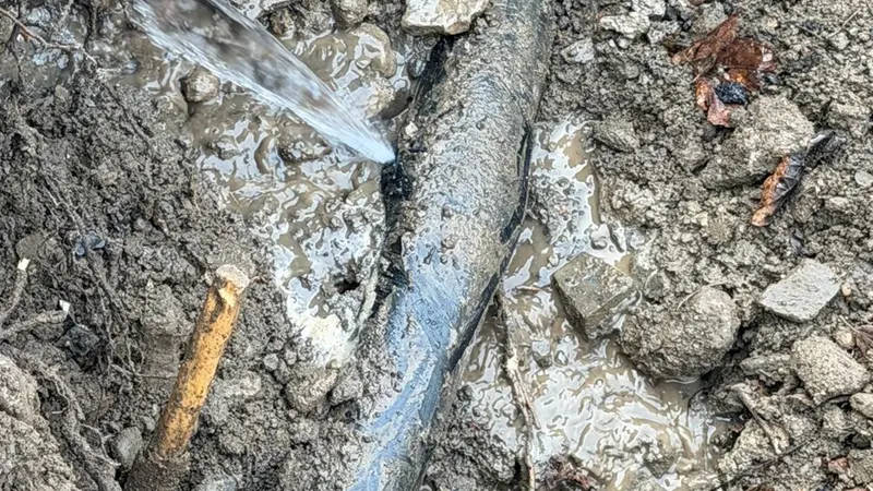 I danni della frana in Val Pintana, a Marone