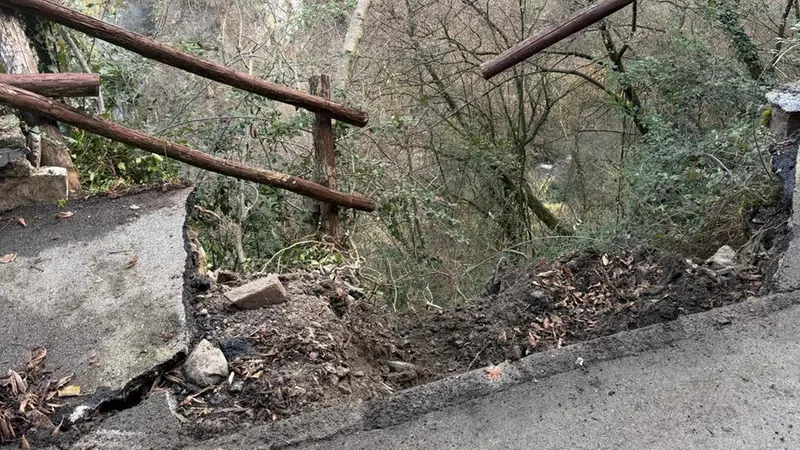 I danni della frana in Val Pintana, a Marone
