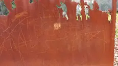 La lamiera danneggiata dai graffi - © www.giornaledibrescia.it