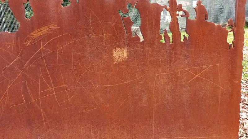 La lamiera danneggiata dai graffi - © www.giornaledibrescia.it