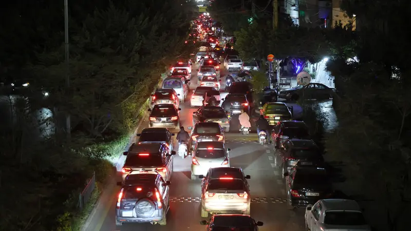 I libanesi fuggono con le loro auto dalla periferia sud di Beirut - Ansa © www.giornaledibrescia.it