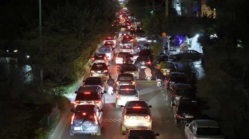 I libanesi fuggono con le loro auto dalla periferia sud di Beirut - Ansa © www.giornaledibrescia.it