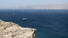 Navi nello stretto di Hormuz - Foto Ansa © www.giornaledibrescia.it