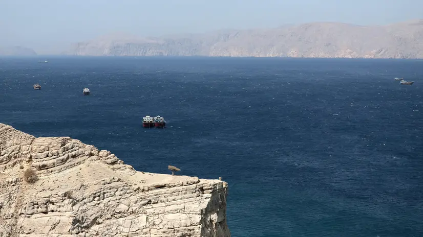 Navi nello stretto di Hormuz - Foto Ansa © www.giornaledibrescia.it