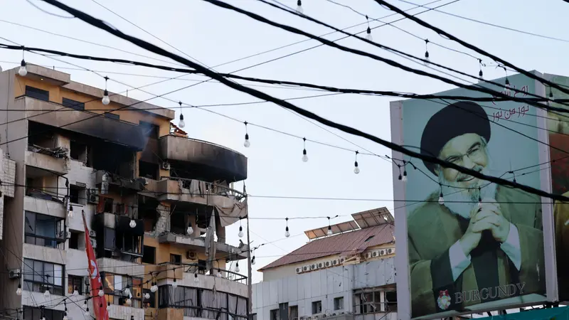 Un cartellone con una foto del defunto leader di Hezbollah Hassan Nasrallah vicino a un edificio danneggiato a Beirut - Foto Epa  © www.giornaledibrescia.it