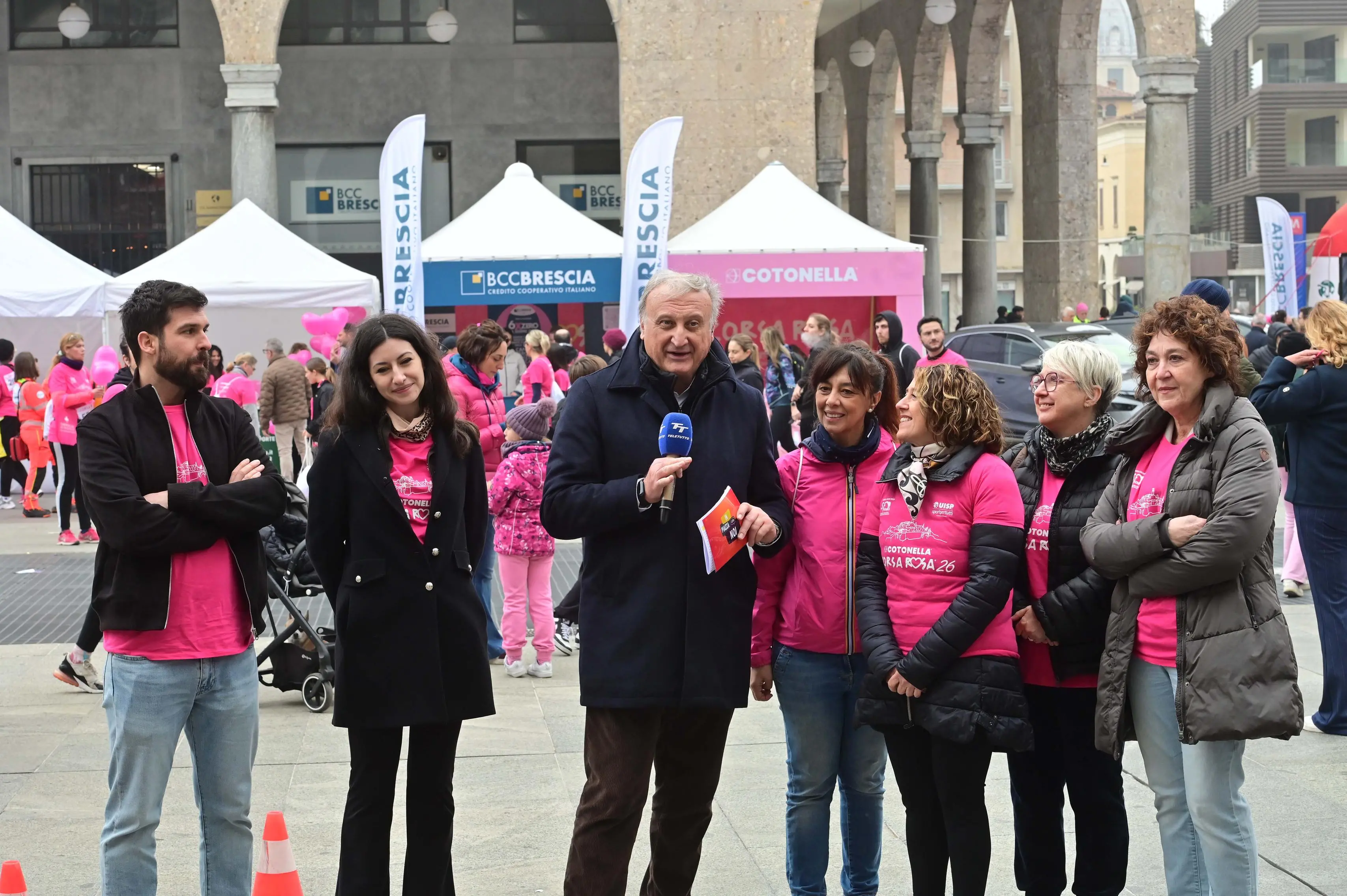 CRONACA  BRESCIA PIAZZA VITTORIA CORSA ROSA PUNTATA SPECIALE DI IN PIAZZA CON NOI REDAZIONE CRONACA 01-03-2026 GABRIELE STRADA NEW EDEN GROUP                             