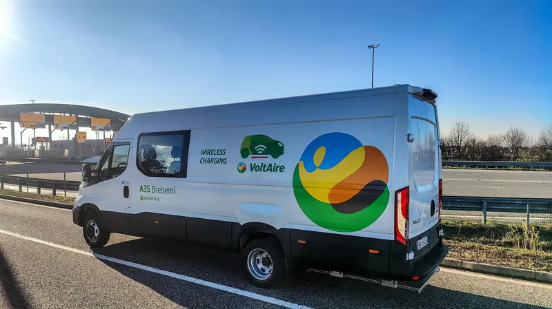 L'eDaily Iveco con ricarica wireless sulla A35 Brebemi