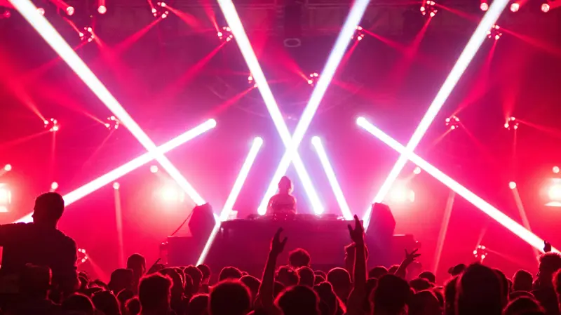 Ragazzi in discoteca dove garantire sicurezza è sempre più difficile - © www.giornaledibrescia.it