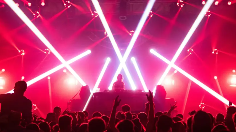 Ragazzi in discoteca dove garantire sicurezza è sempre più difficile - © www.giornaledibrescia.it