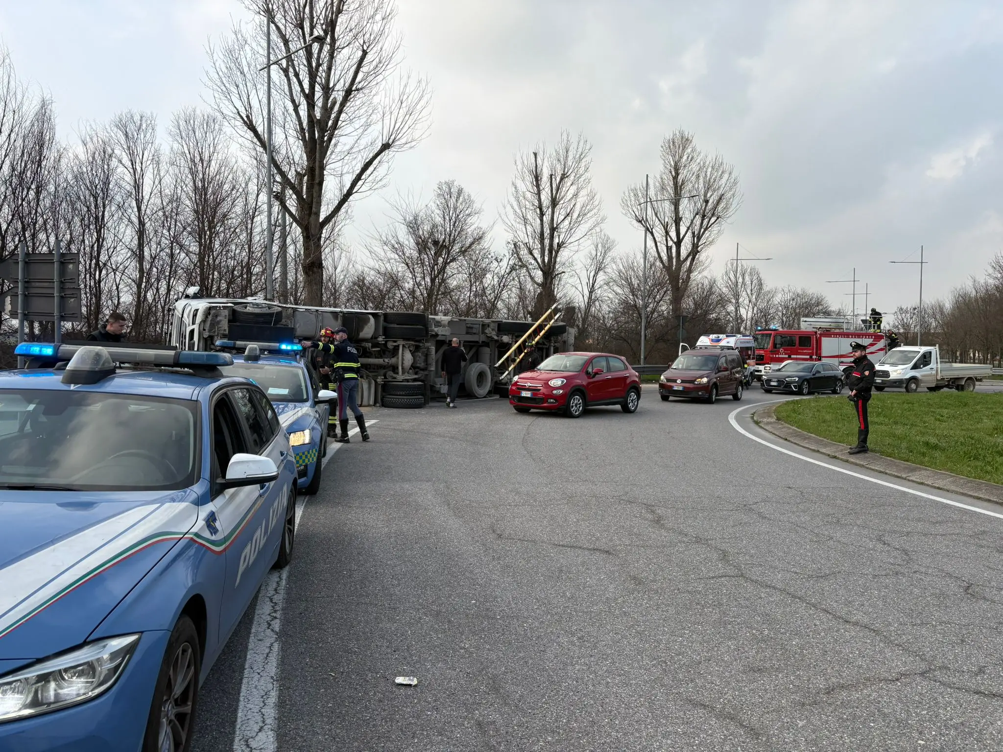 Camion si ribalta ad Azzano Mella