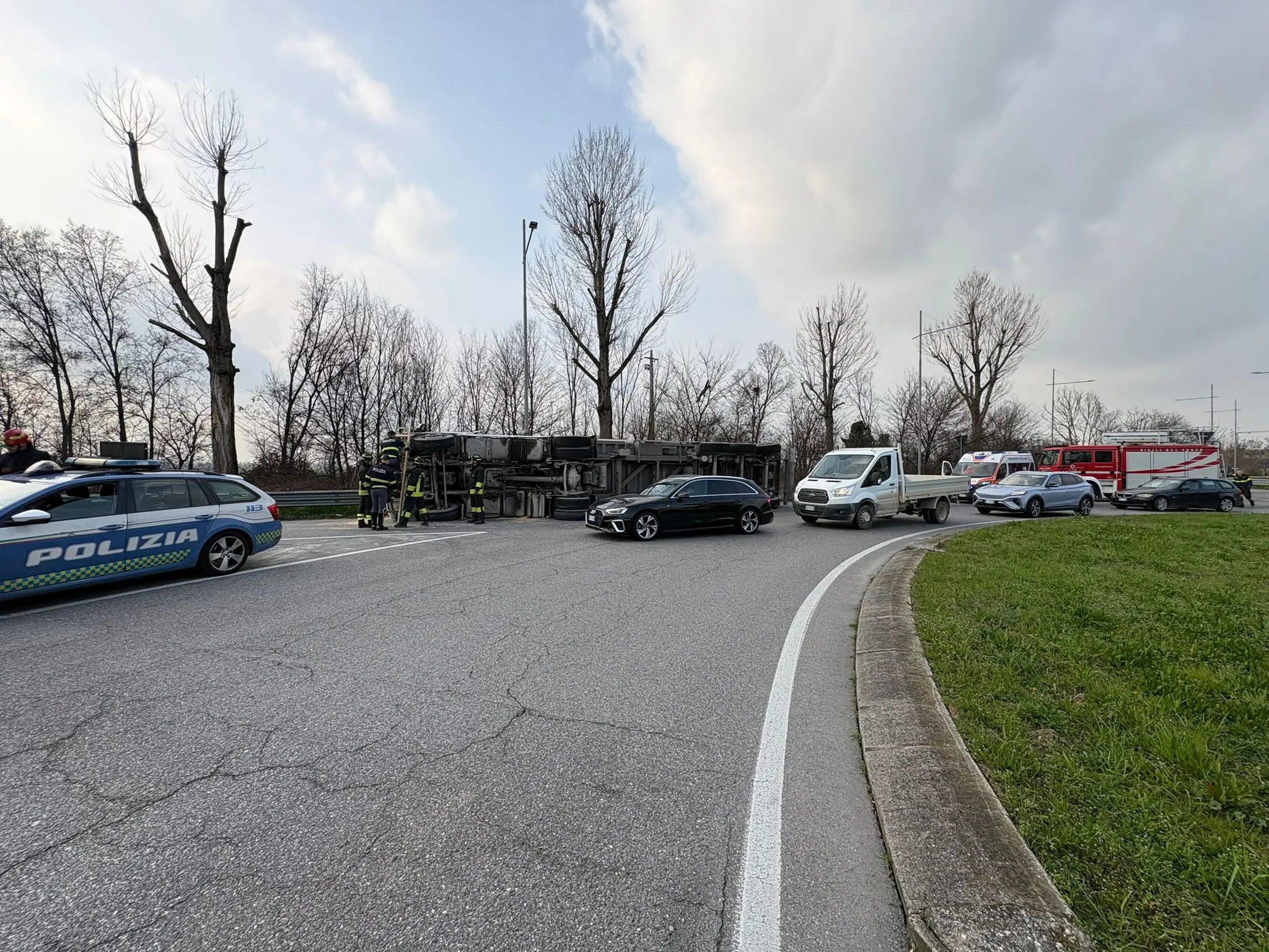 Camion si ribalta ad Azzano Mella