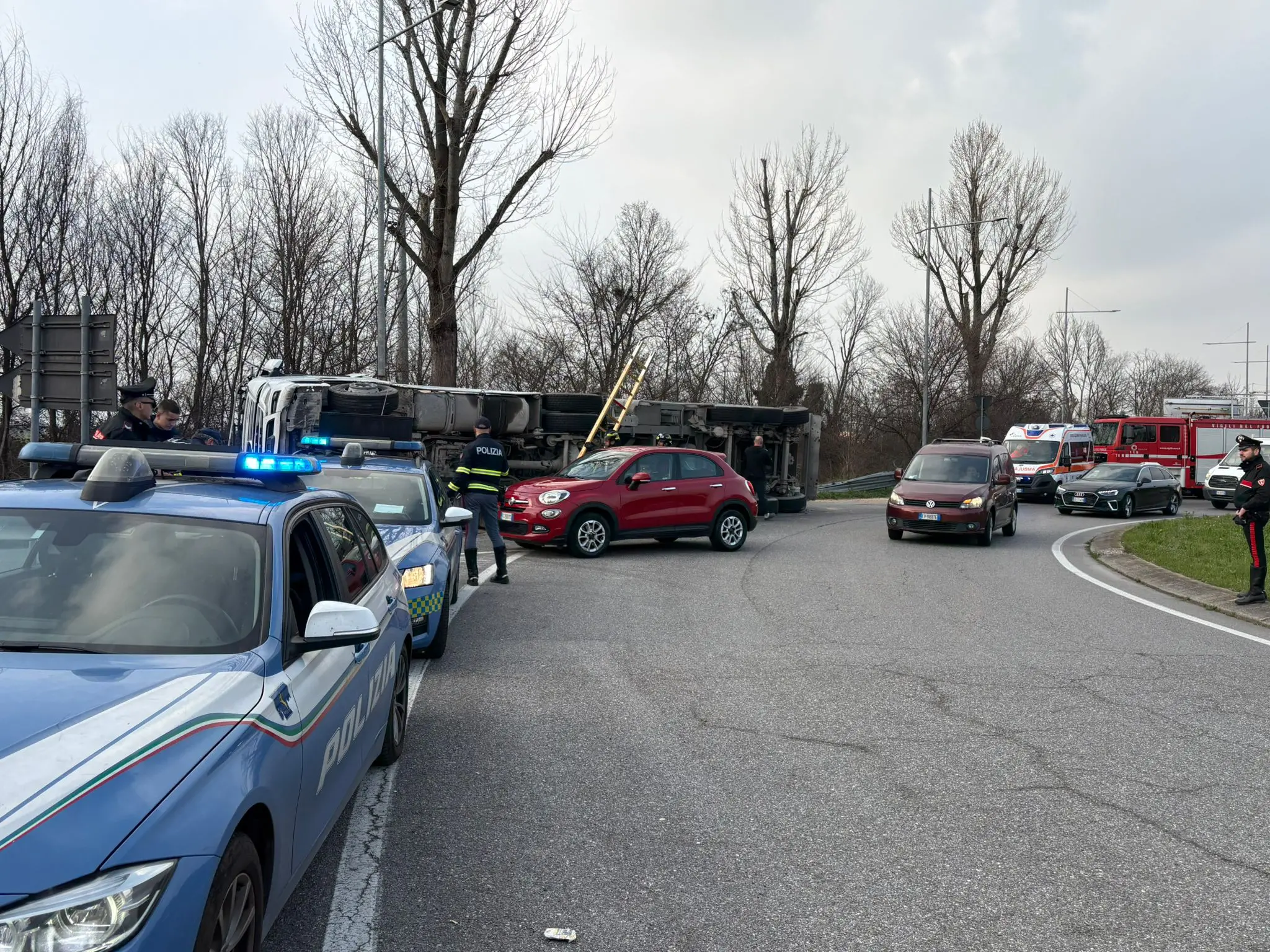 Camion si ribalta ad Azzano Mella