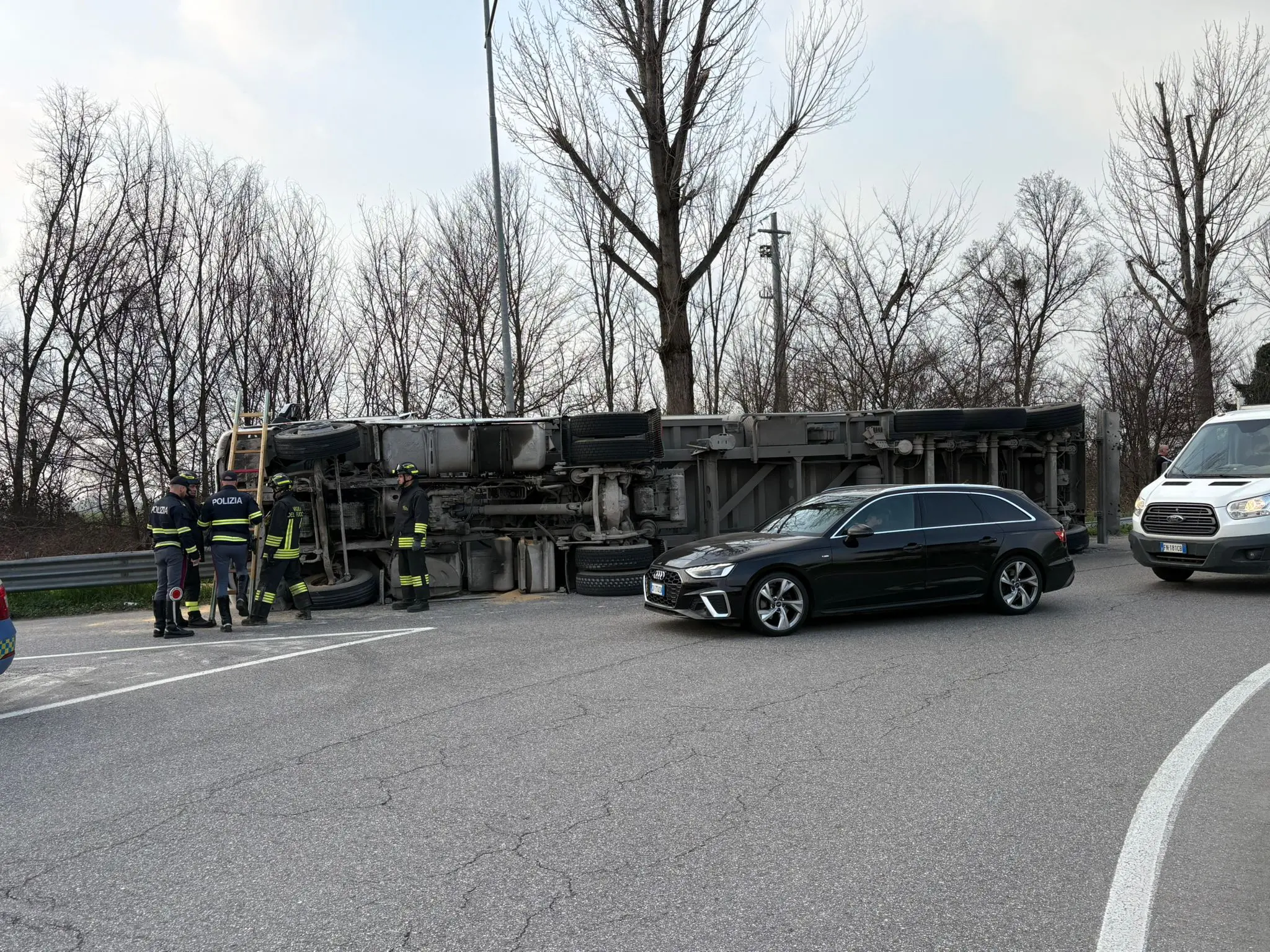 Camion si ribalta ad Azzano Mella