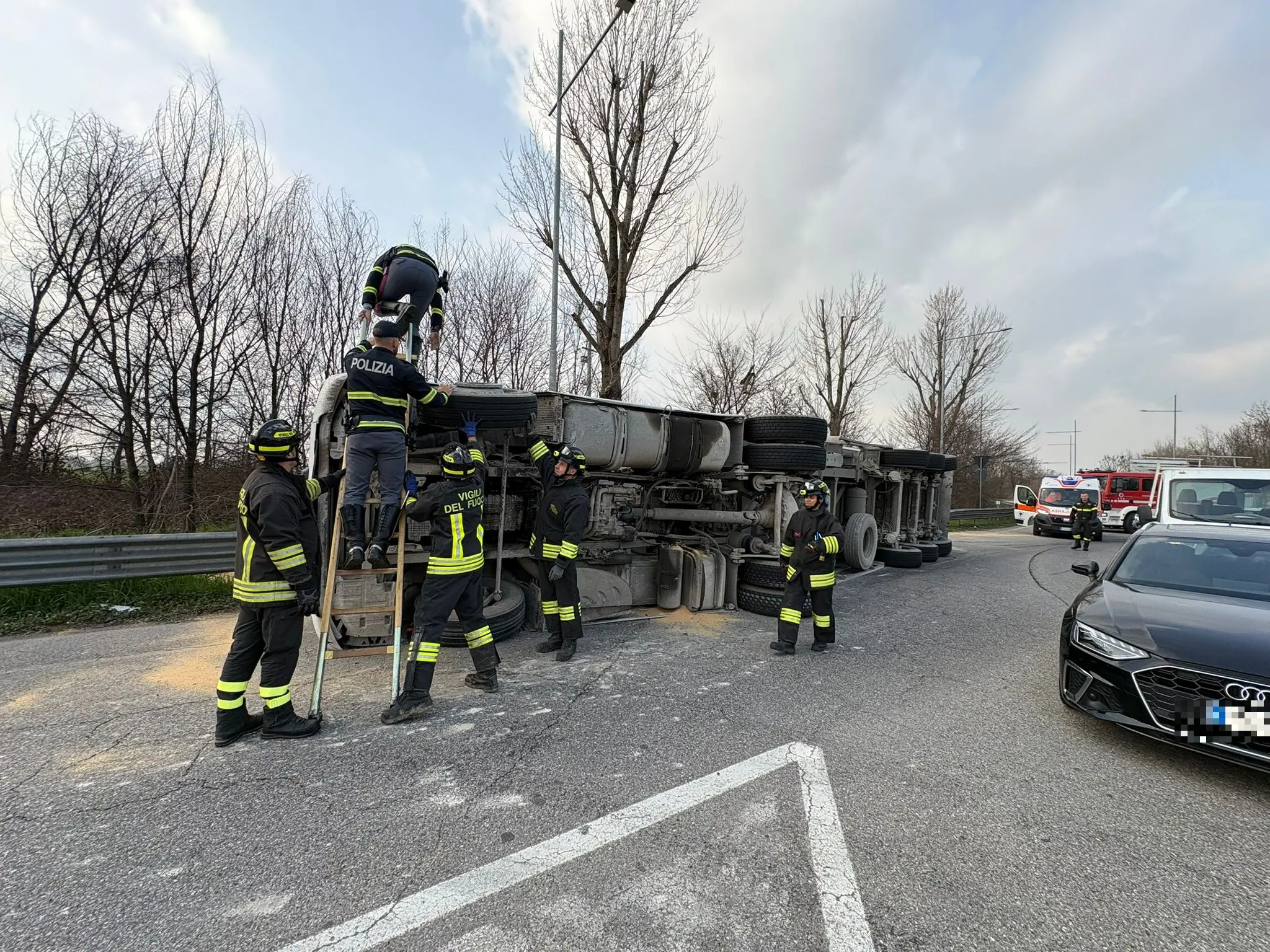 Camion si ribalta ad Azzano Mella