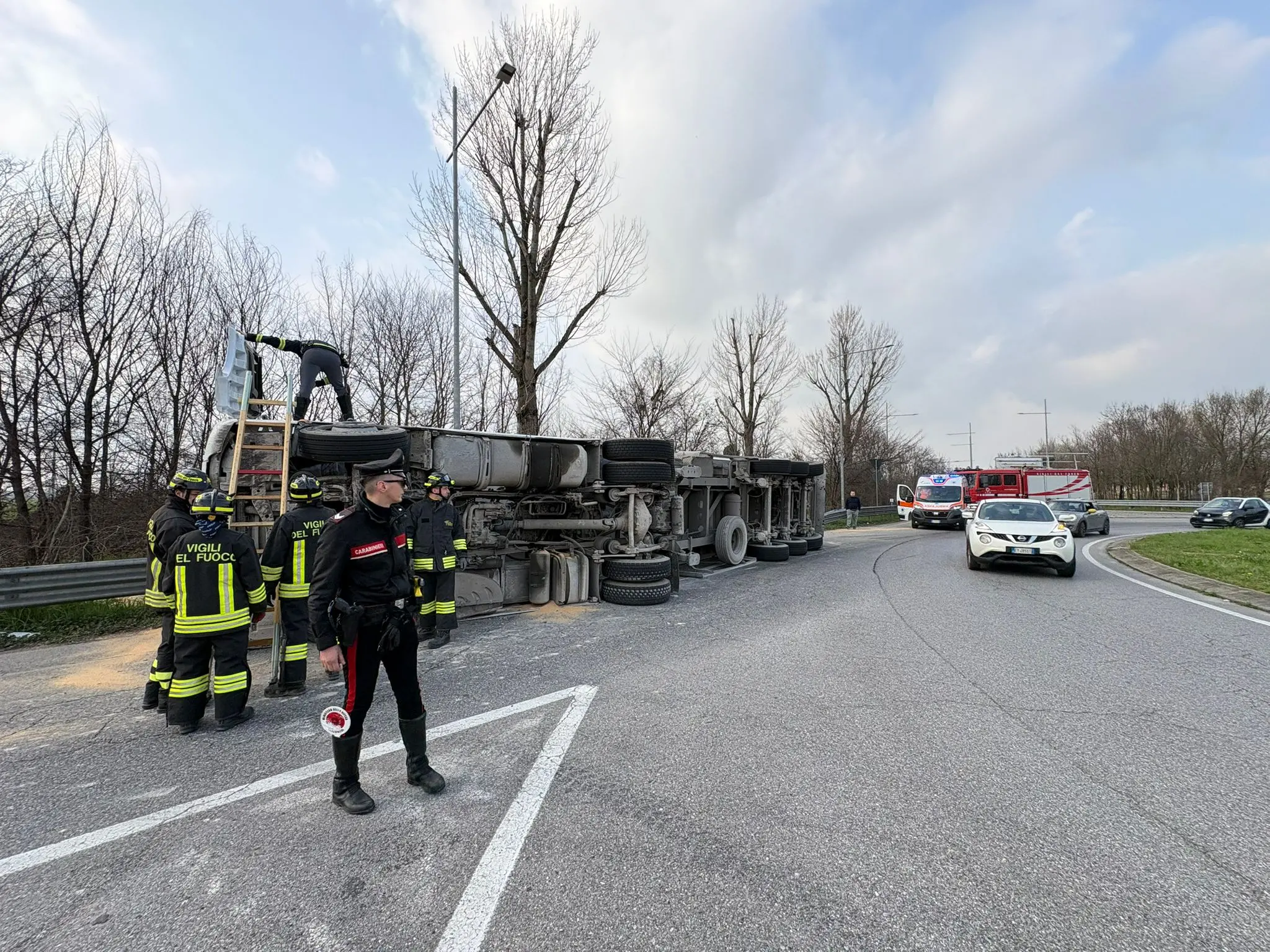 Camion si ribalta ad Azzano Mella