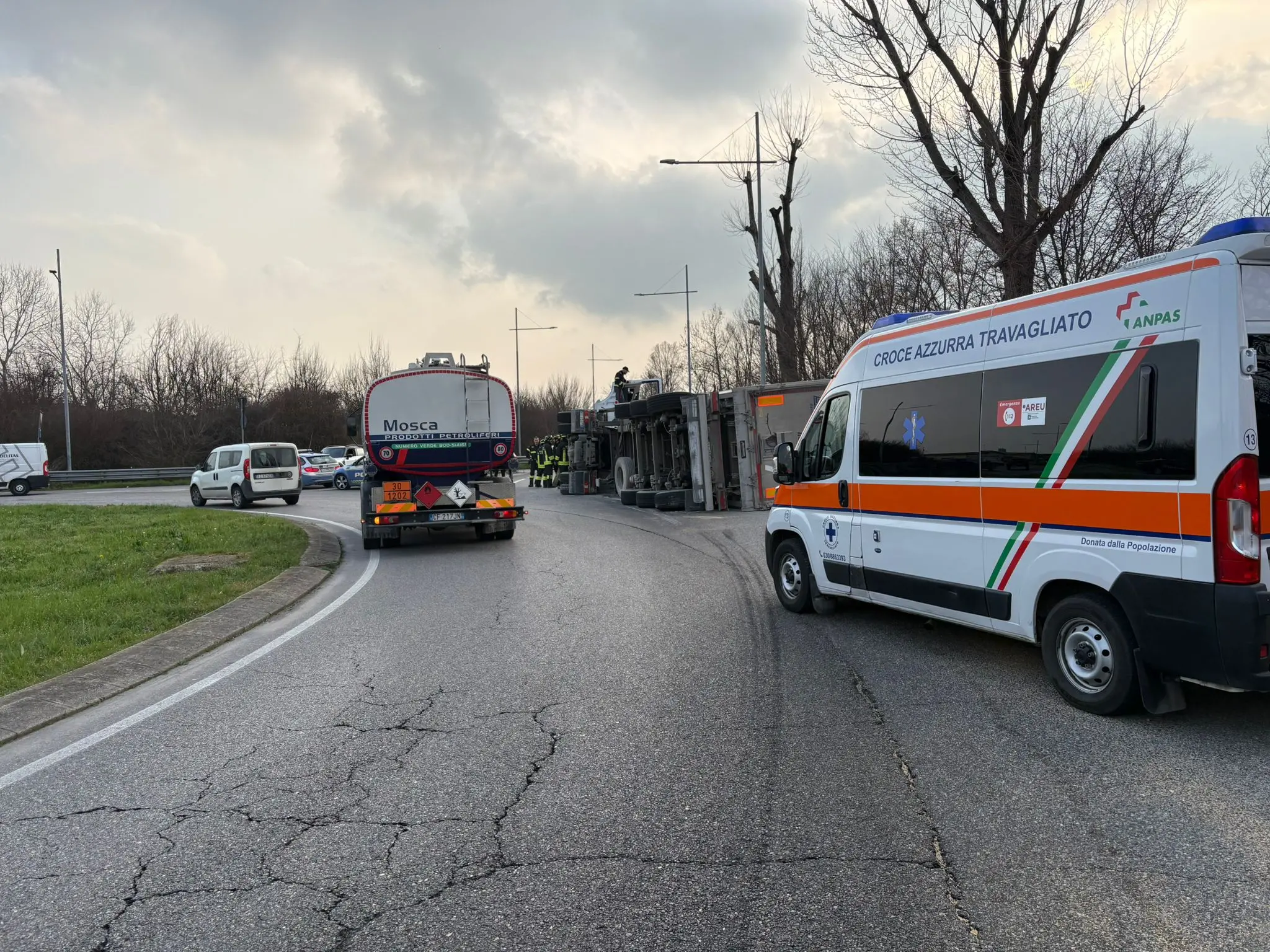 Camion si ribalta ad Azzano Mella