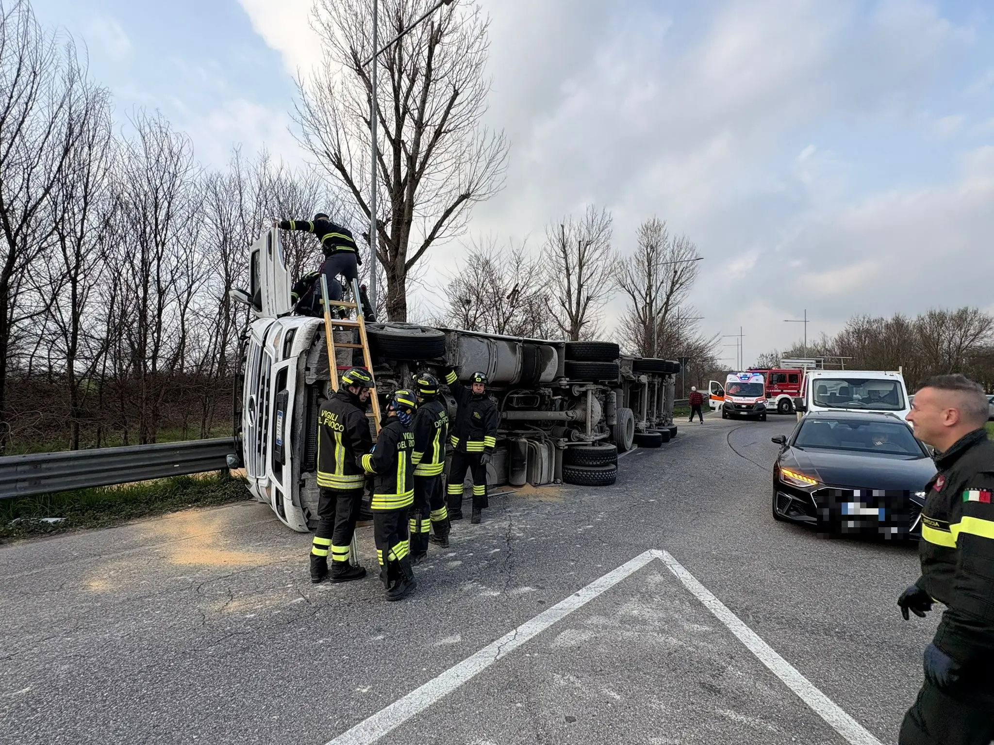 Camion si ribalta ad Azzano Mella