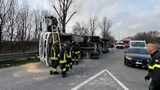 Camion si ribalta ad Azzano Mella