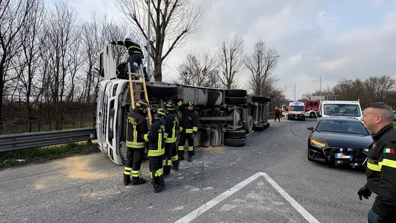 Camion si ribalta ad Azzano Mella