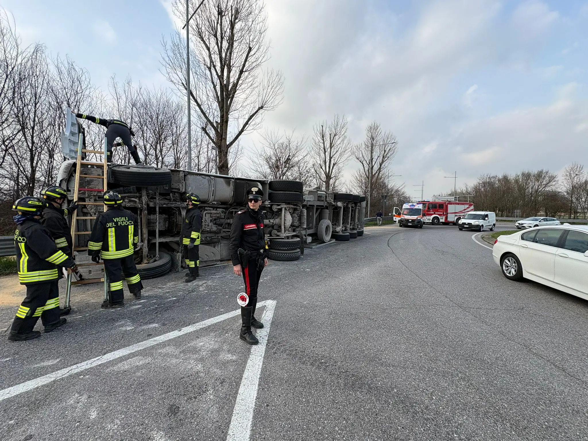 Camion si ribalta ad Azzano Mella