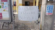 Lo striscione esposto alla primaria di Montirone - © www.giornaledibrescia.it
