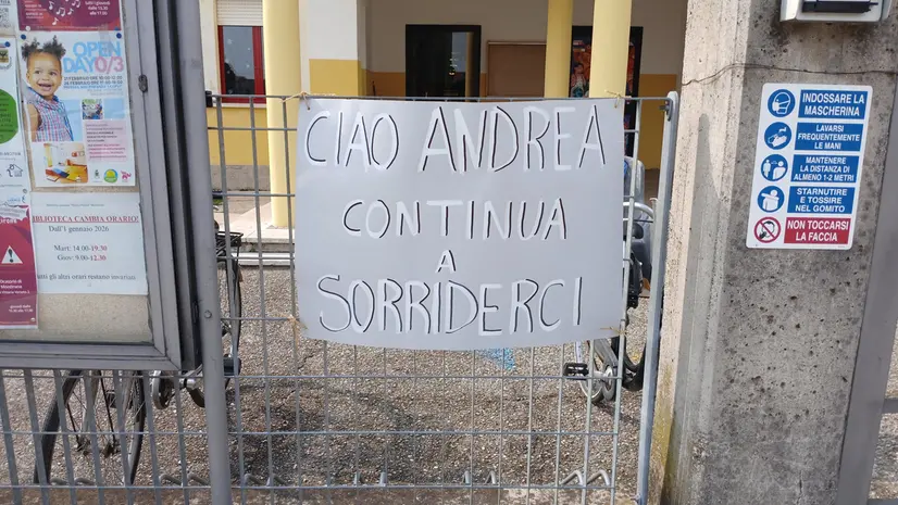 Lo striscione esposto alla primaria di Montirone - © www.giornaledibrescia.it